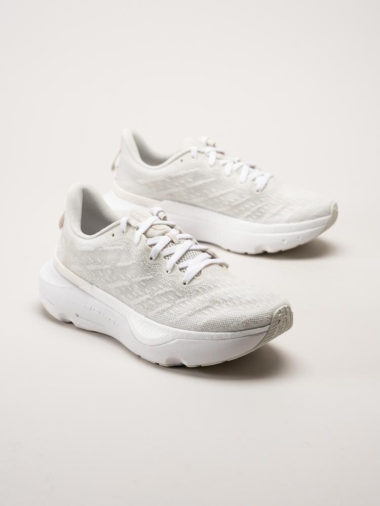 Under Armour - W Infinite Pro Cool Down - Off white löparskor i textil