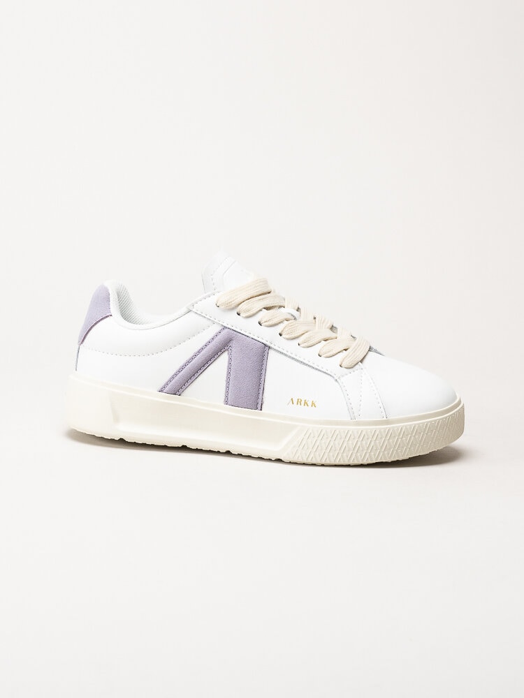 ARKK Copenhagen - Essence - Vita skinnsneakers med mockadetaljer