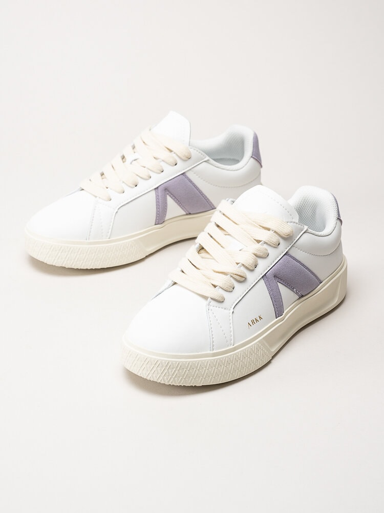 ARKK Copenhagen - Essence - Vita skinnsneakers med mockadetaljer