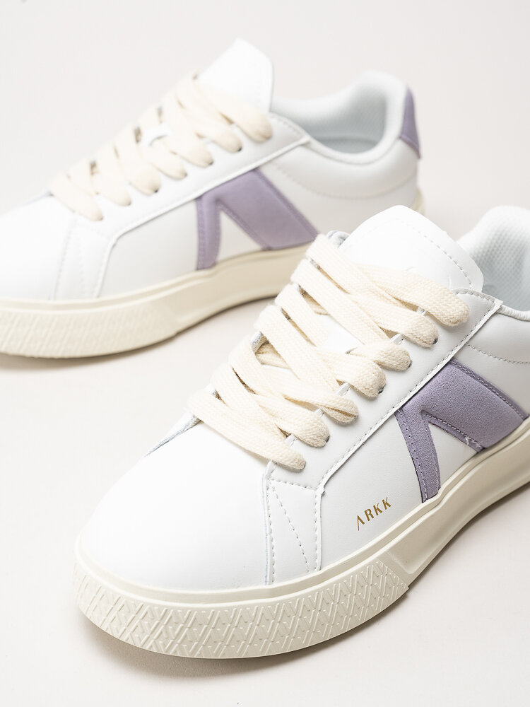 ARKK Copenhagen - Essence - Vita skinnsneakers med mockadetaljer