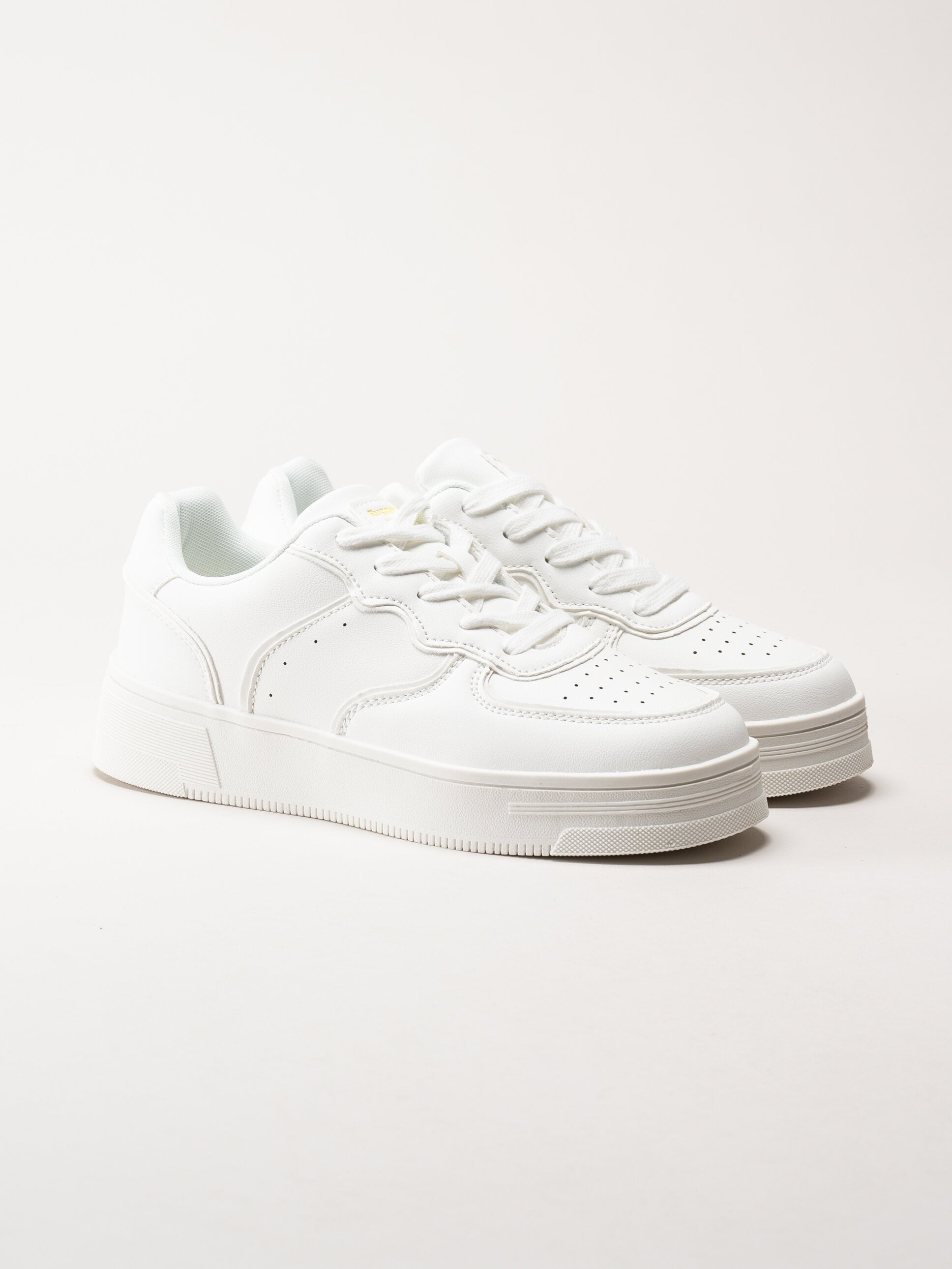Rugged Gear - Vita sneakers i skinnimitation