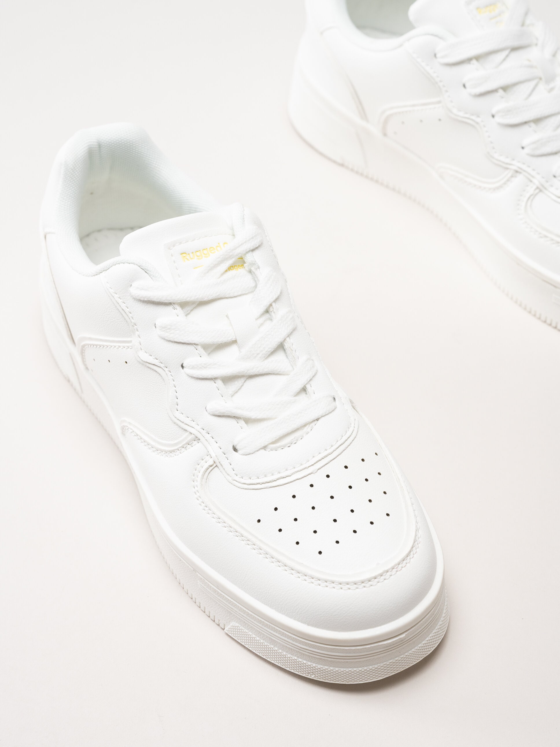 Rugged Gear - Vita sneakers i skinnimitation