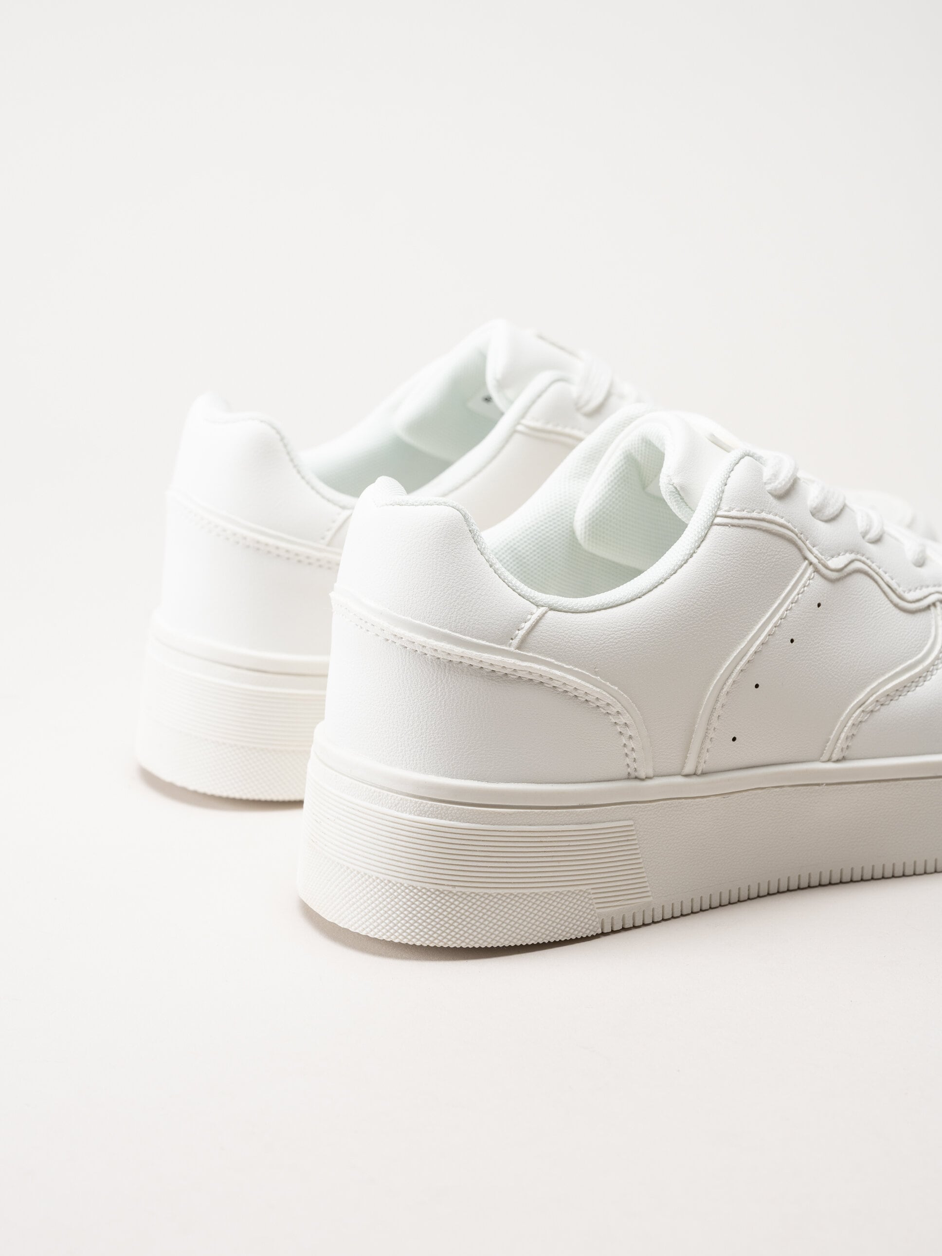 Rugged Gear - Vita sneakers i skinnimitation