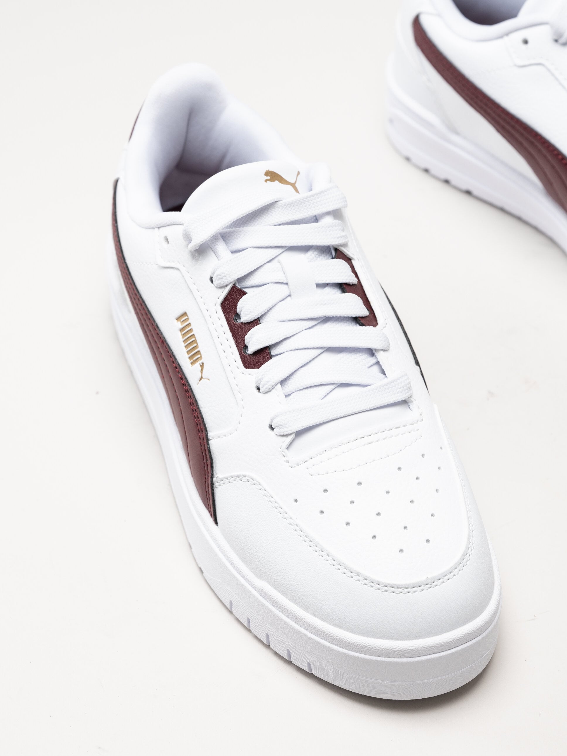 Puma - Shuffle Downtown - Vita sneakers med vinröda partier