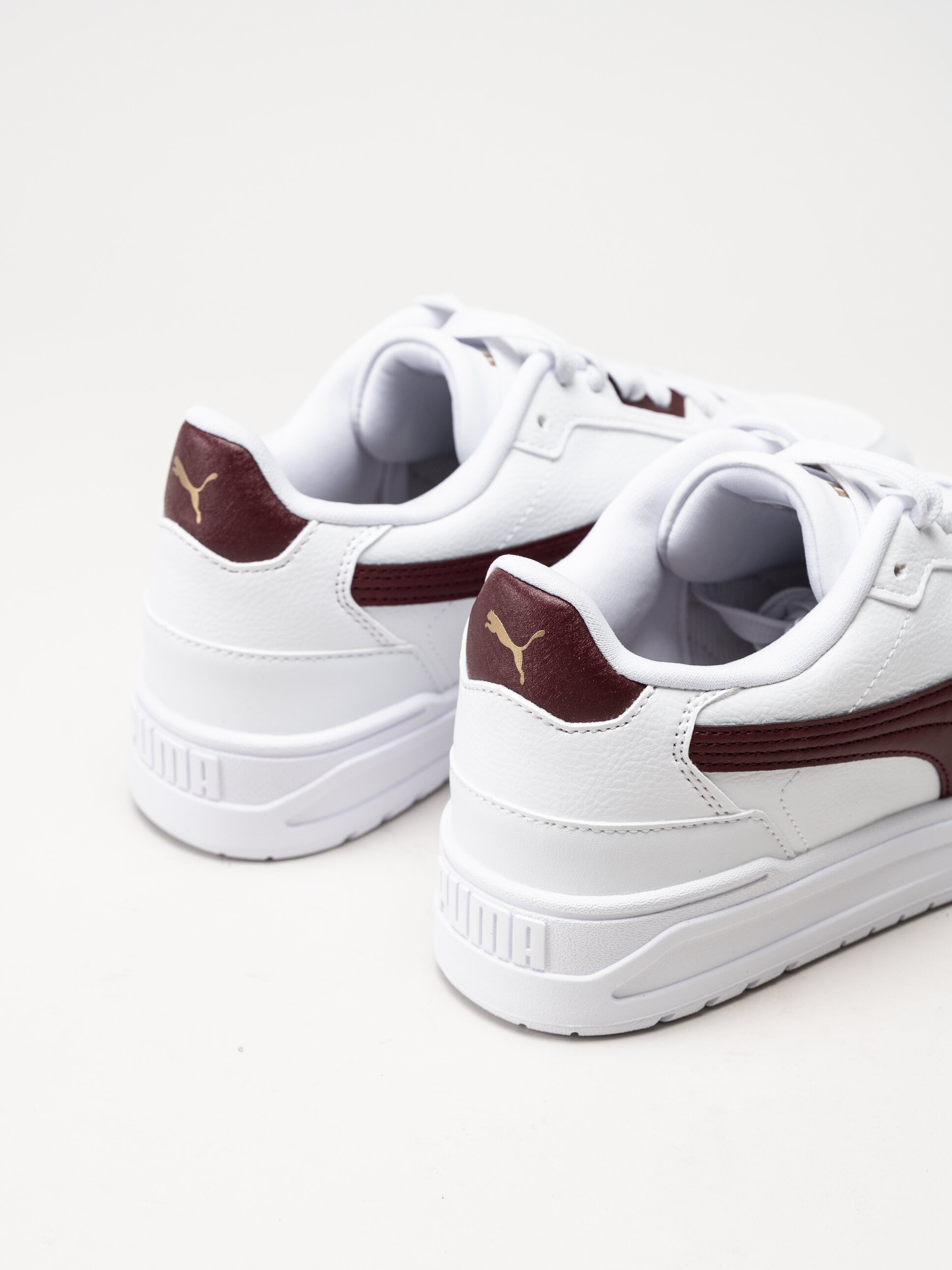 Puma - Shuffle Downtown - Vita sneakers med vinröda partier