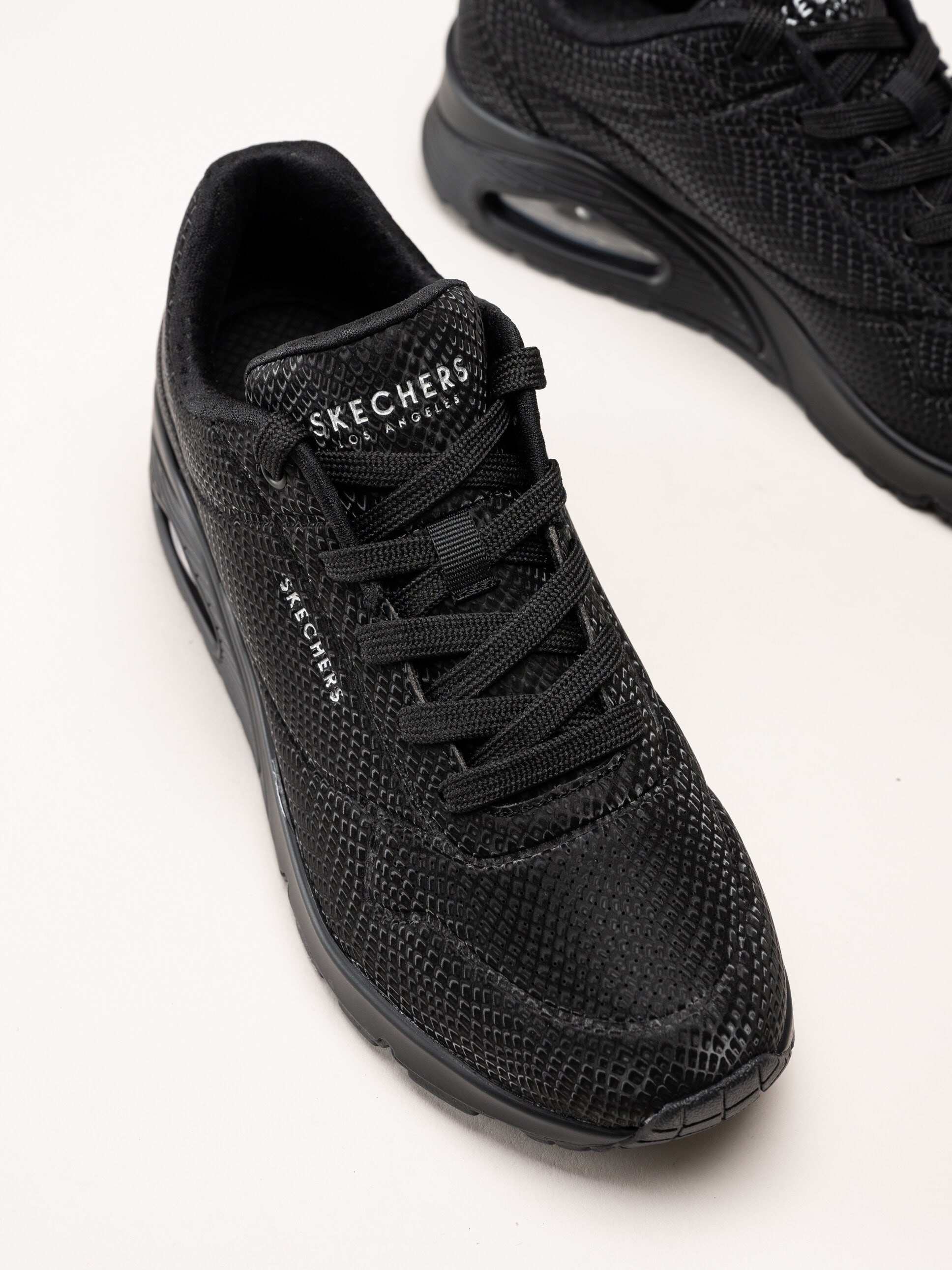 Skechers - Uno - Shiny Scale - Svarta sneakers med ormmönster