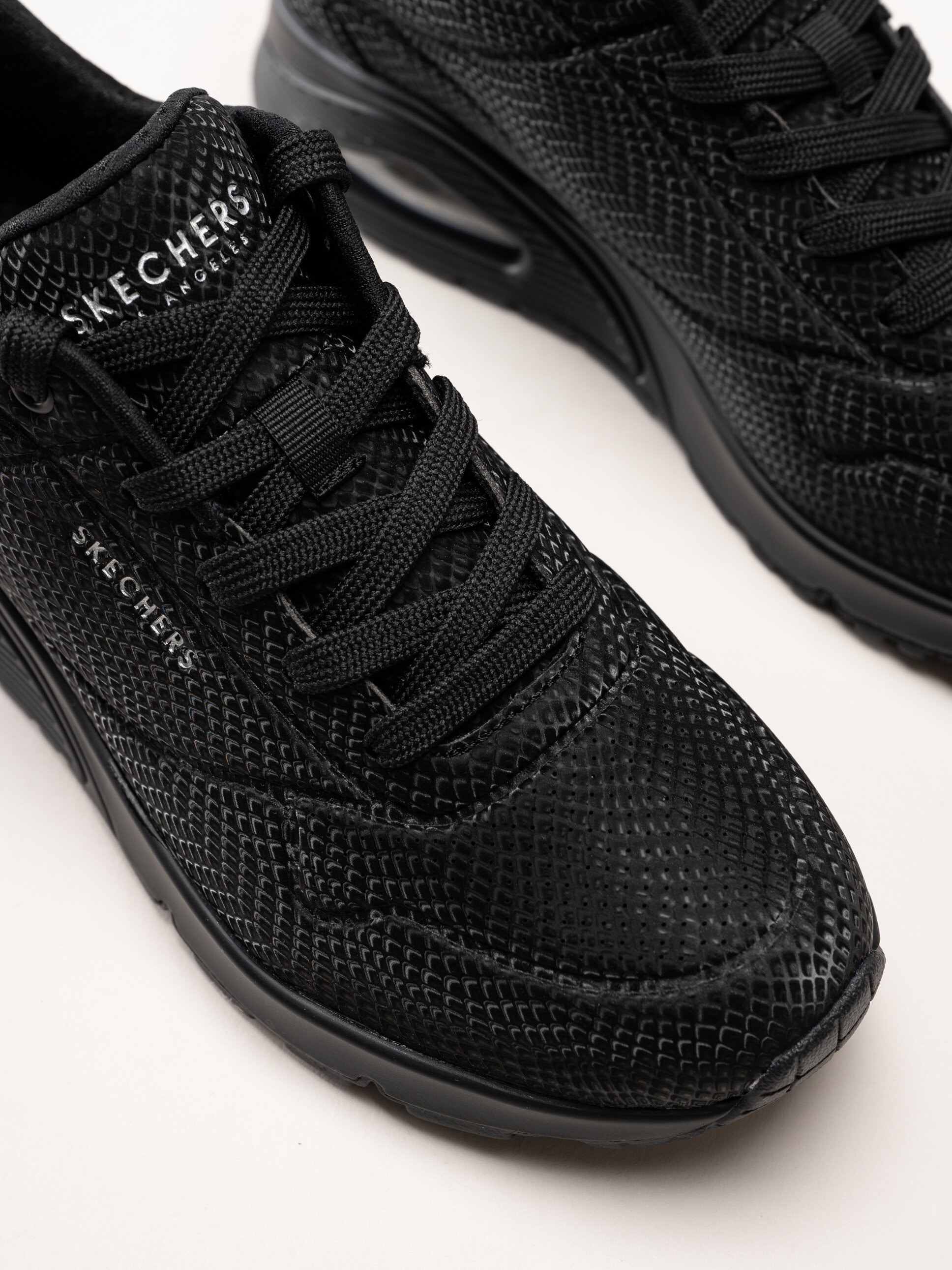 Skechers - Uno - Shiny Scale - Svarta sneakers med ormmönster