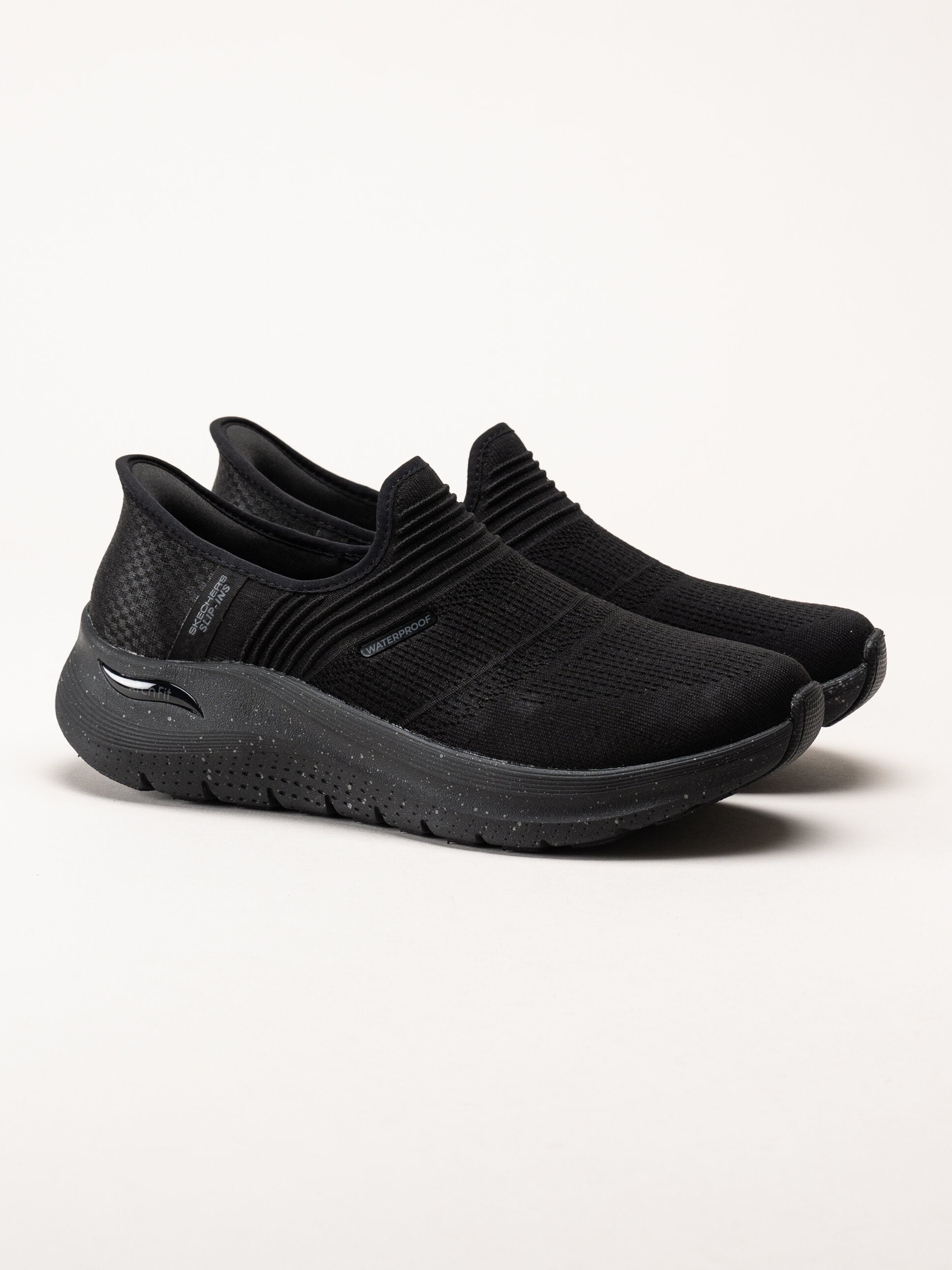 Skechers - Slip-Ins Arch Fit 2.0 - Svarta vattentäta slip-ins sportskor