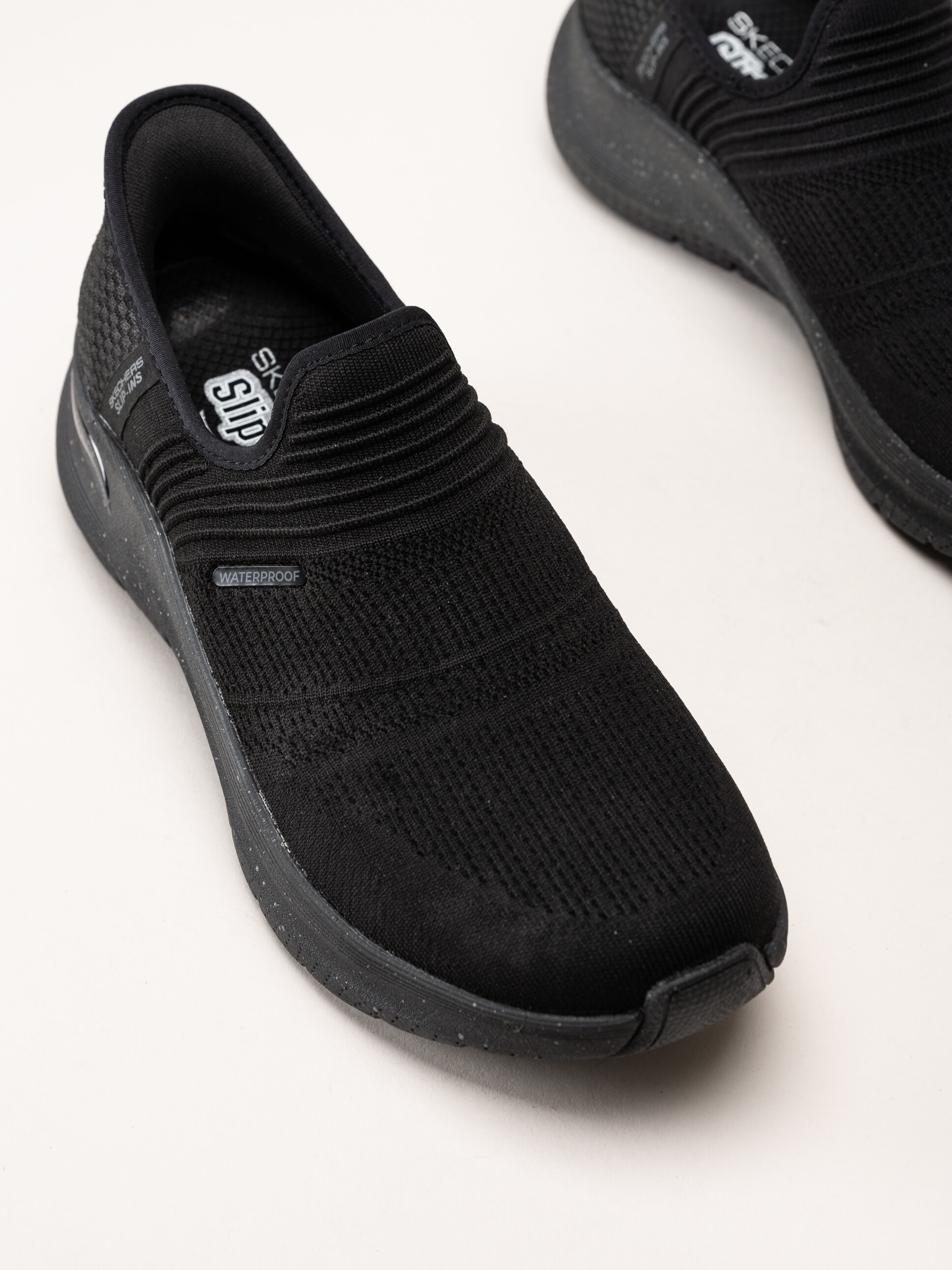 Skechers - Slip-Ins Arch Fit 2.0 - Svarta vattentäta slip-ins sportskor