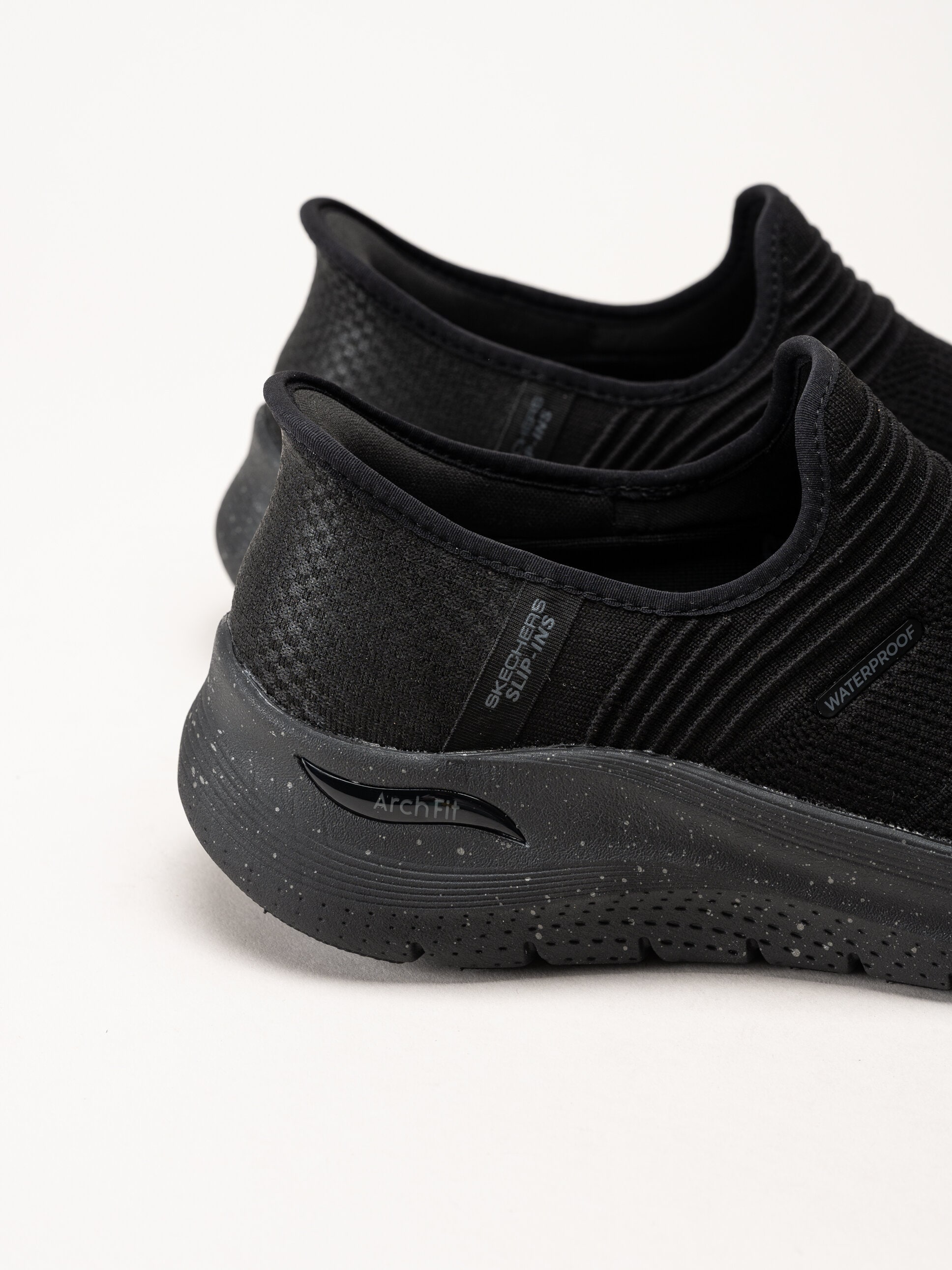Skechers - Slip-Ins Arch Fit 2.0 - Svarta vattentäta slip-ins sportskor