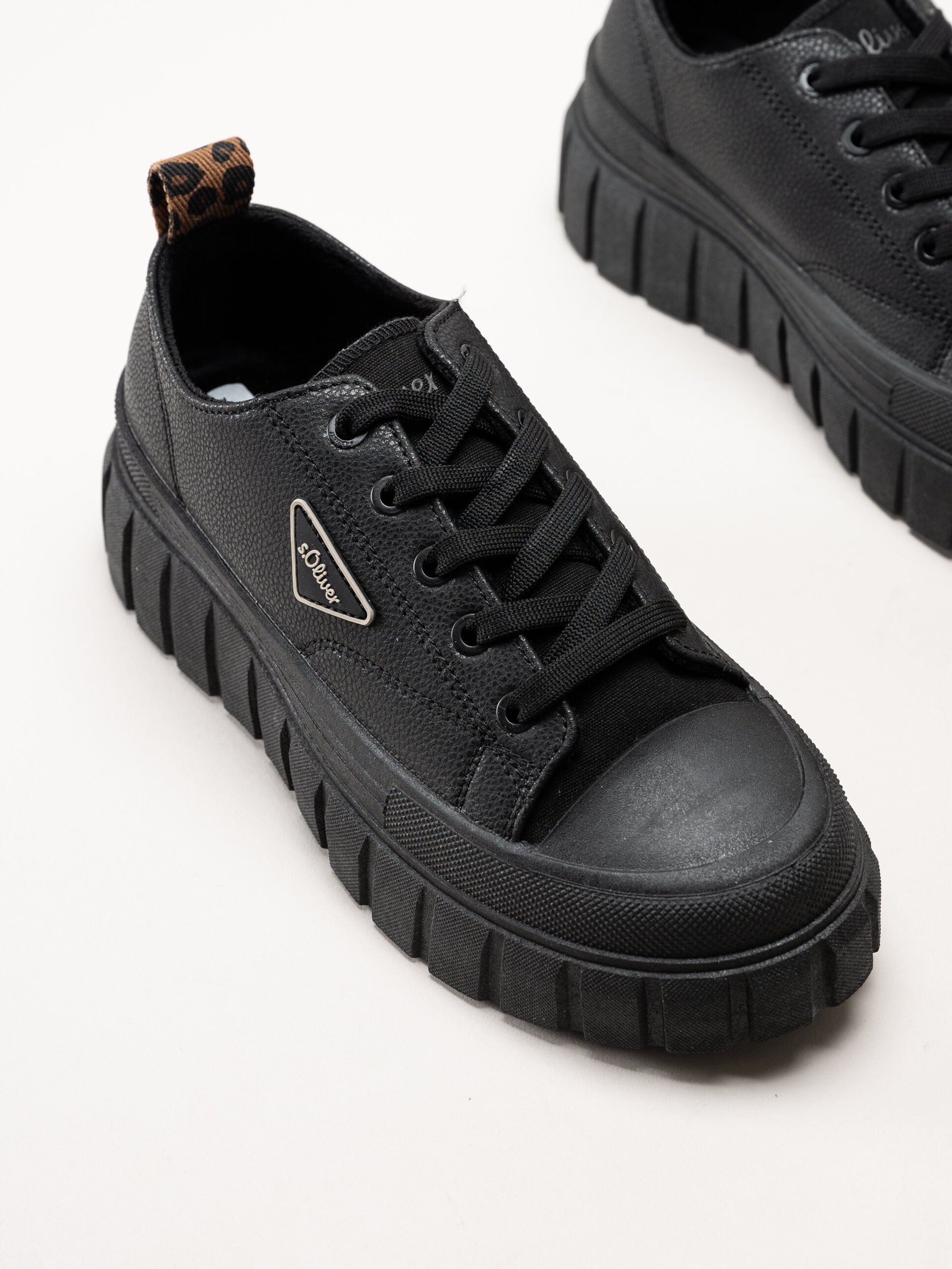 S.Oliver - Svarta sneakers med platåsula