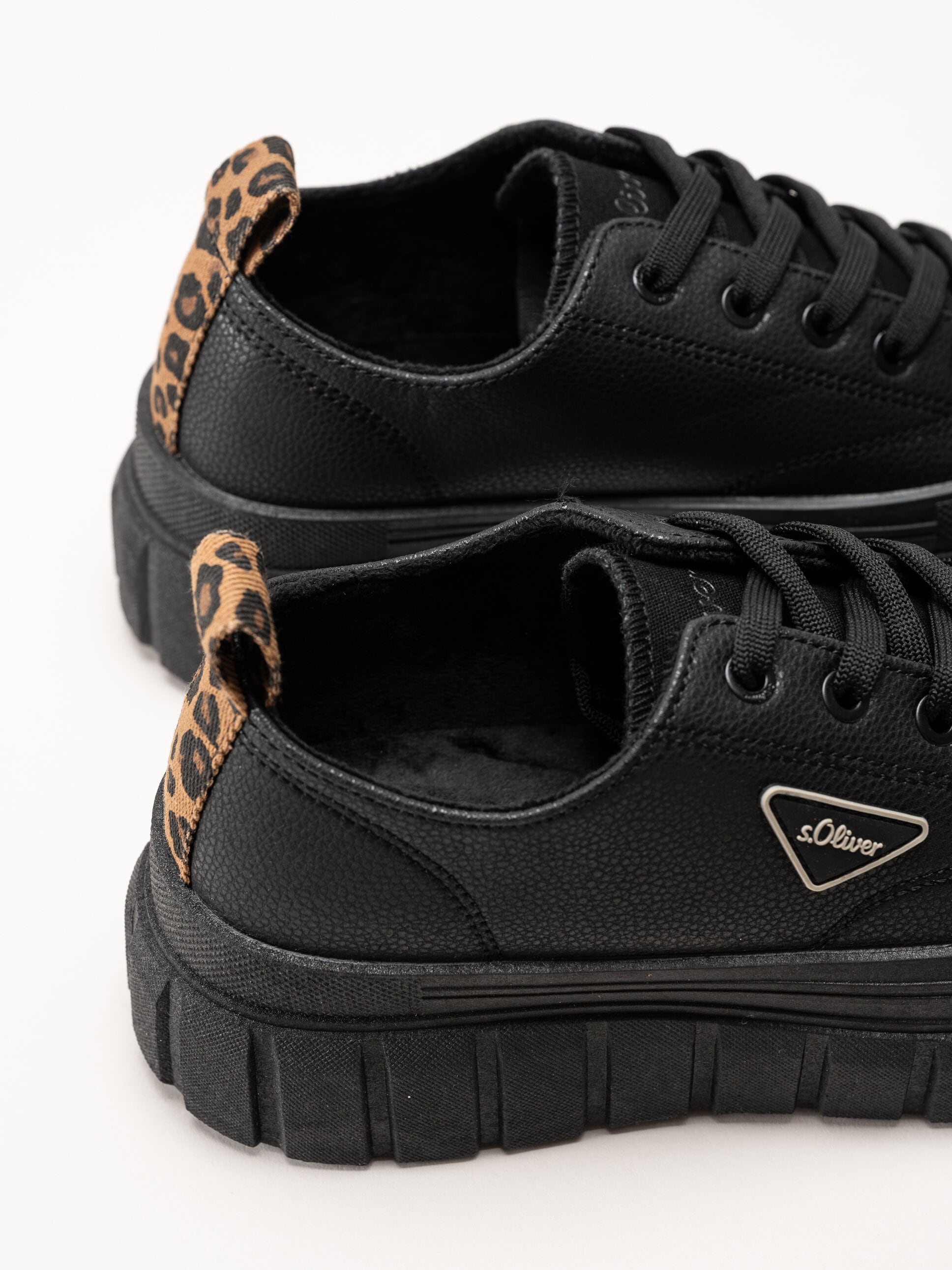 S.Oliver - Svarta sneakers med platåsula