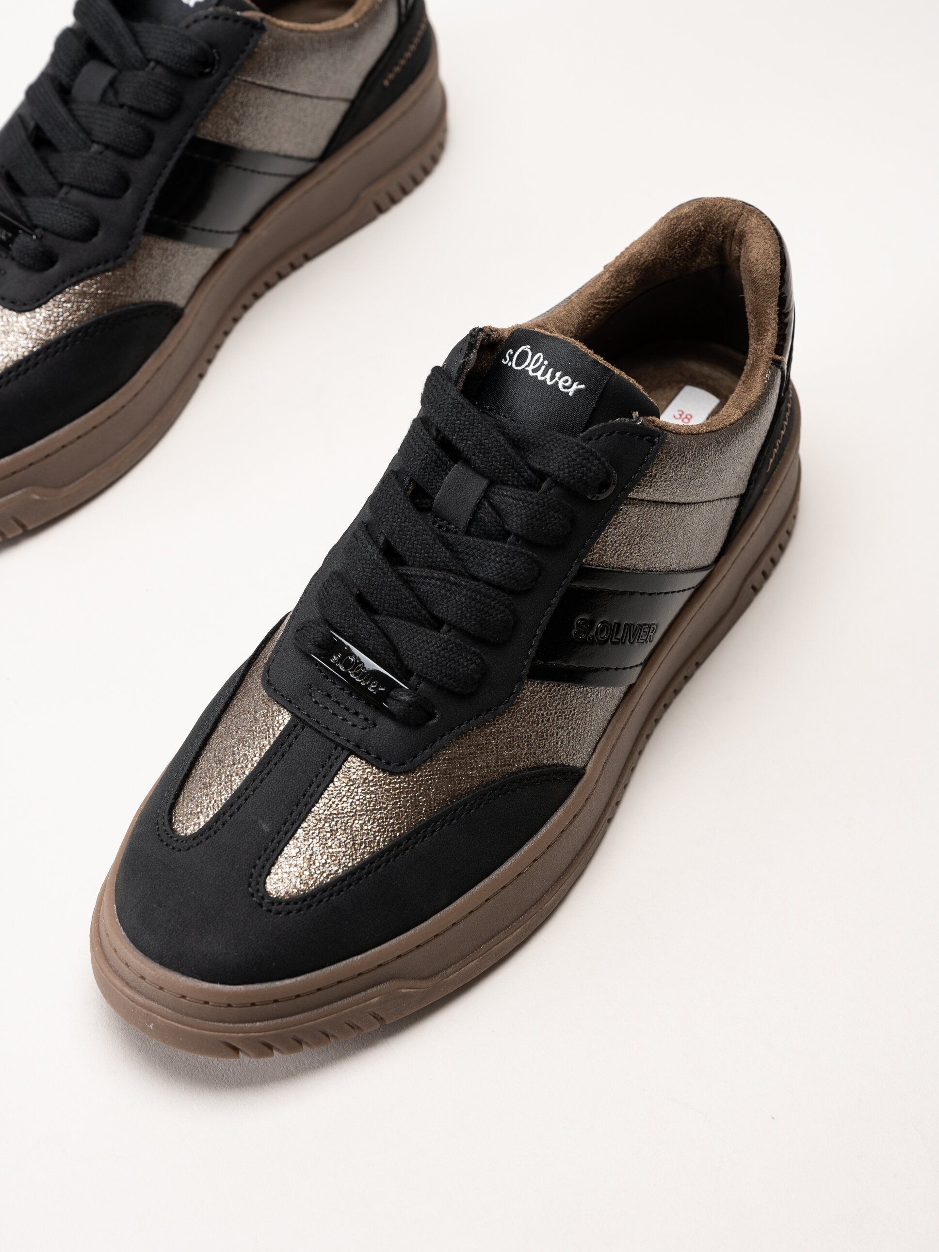 S.Oliver - Svarta sneakers med partier i mörk guldfärg