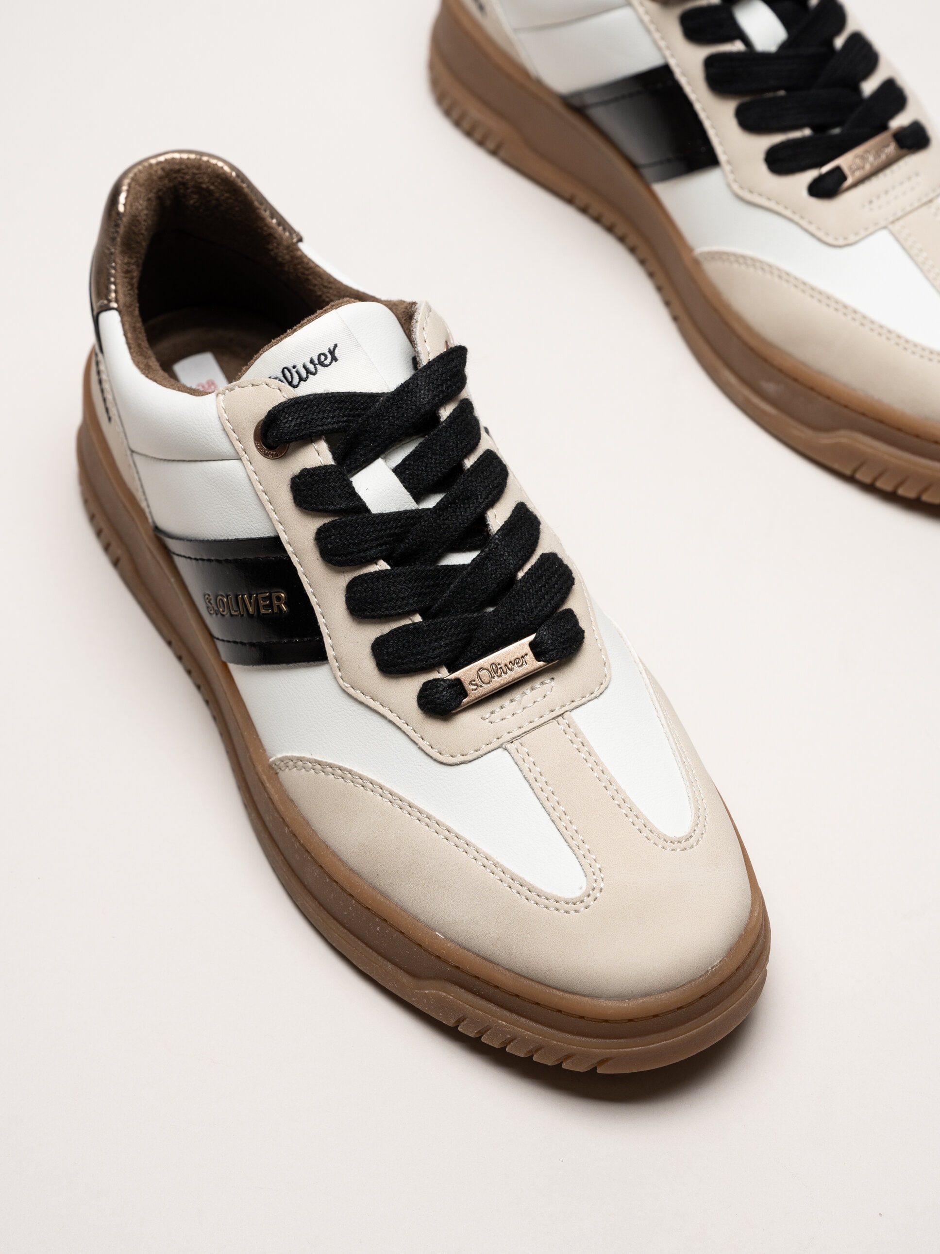 S.Oliver - Vita sneakers med partier i beige och svart