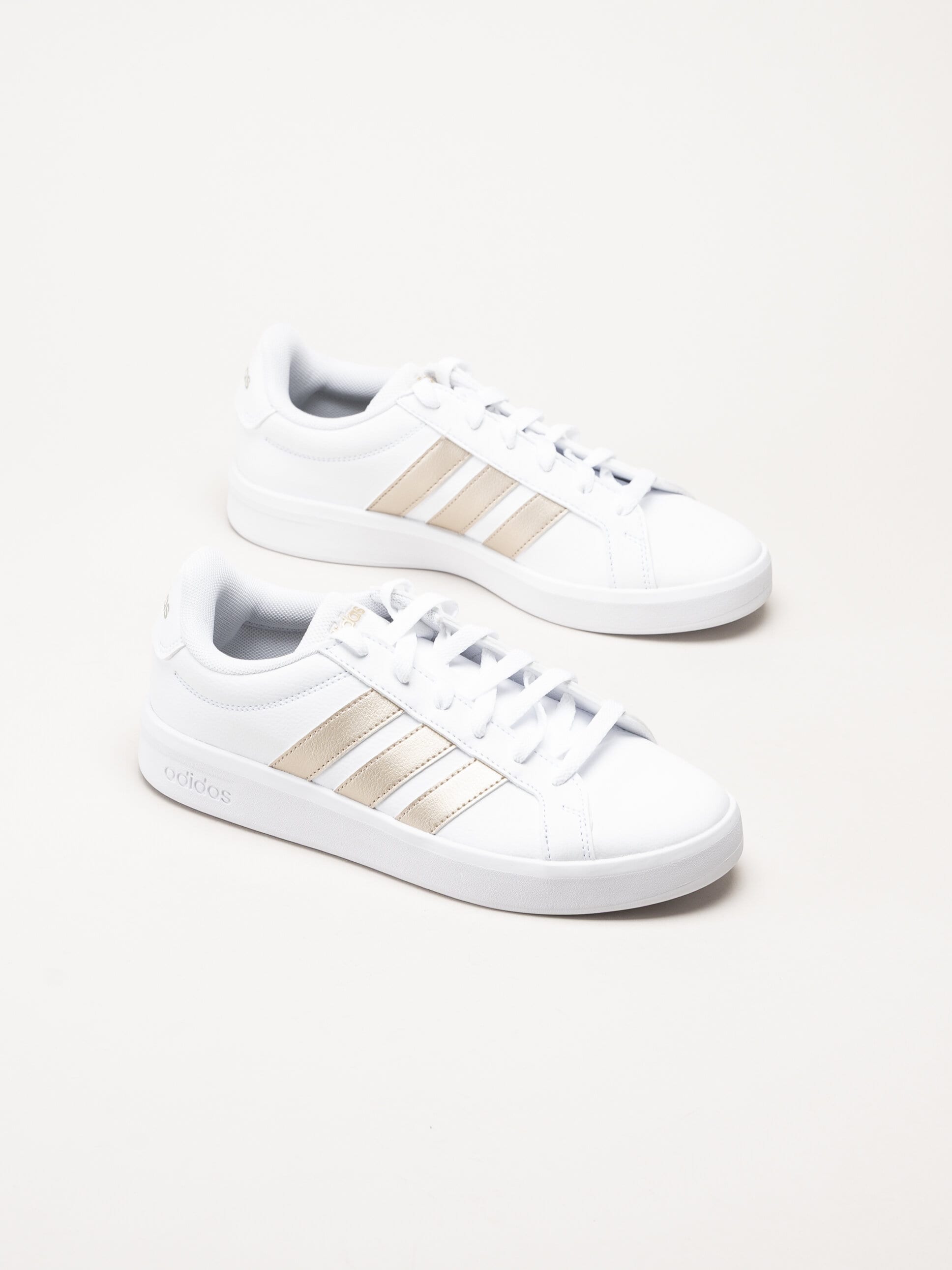 Adidas - Grand Court Base 3.0 - Vita sneakers i skinnimitation