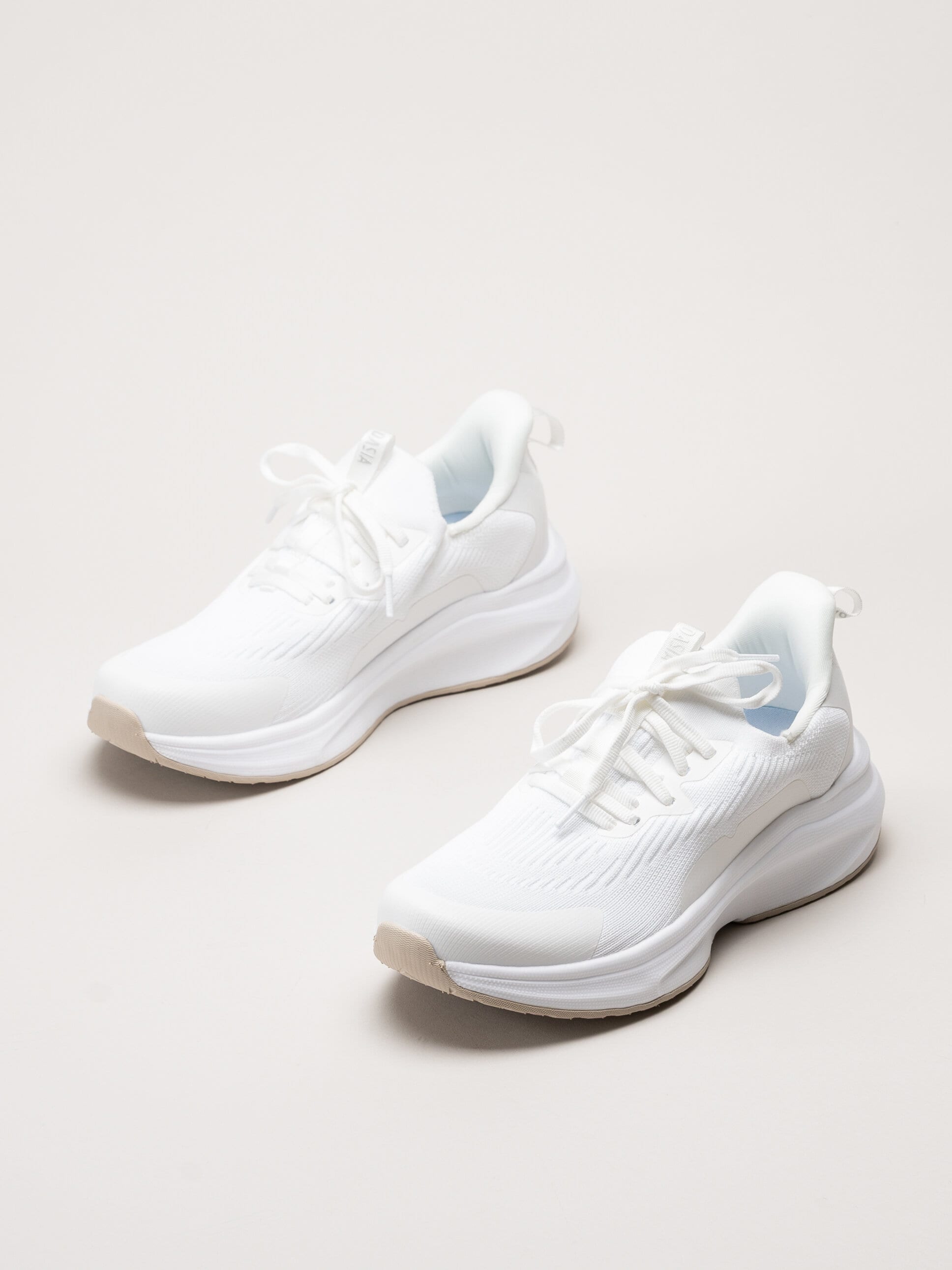 Dasia - Vita sportskor