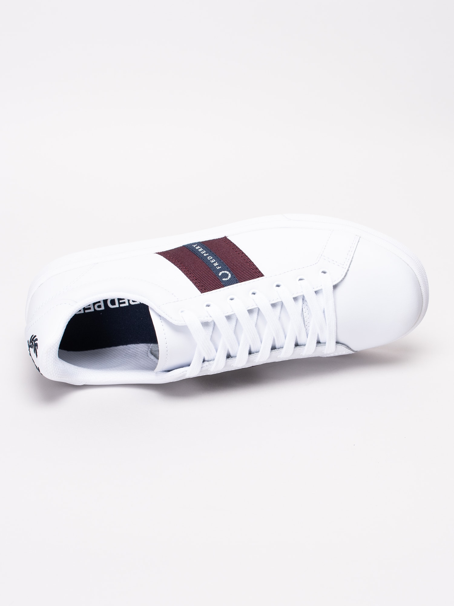 58191027 Fred Perry B5178-100 vita sneakers med mörkrött canvasband-4