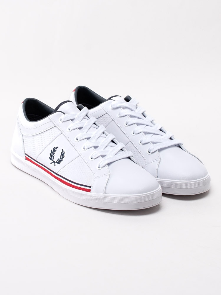 58201034 Fred Perry Baseline Perf Leather B7114-200 Vita sneakers med subtil perforering-3