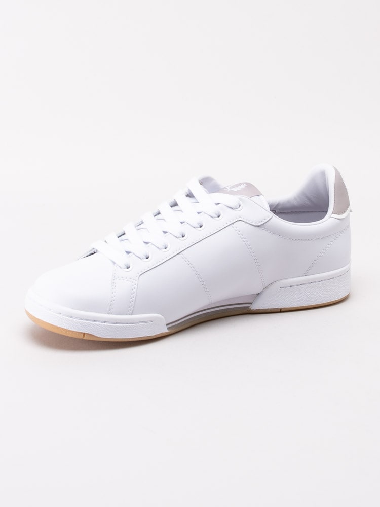 58201036 Fred Perry B722 Leather B6202-200 Vita tennis sneakers med gummisula-2
