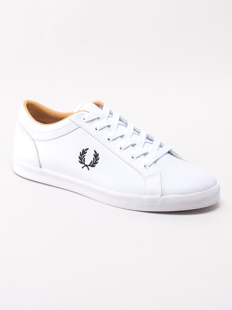 58201037 Fred Perry Baseline Leather B6158-100 Vita tennis-sneakers i skinn med broderad logotyp-1