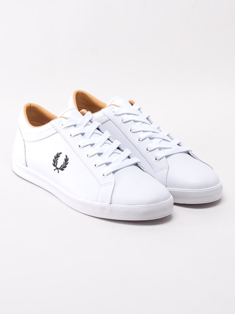 58201037 Fred Perry Baseline Leather B6158-100 Vita tennis-sneakers i skinn med broderad logotyp-3