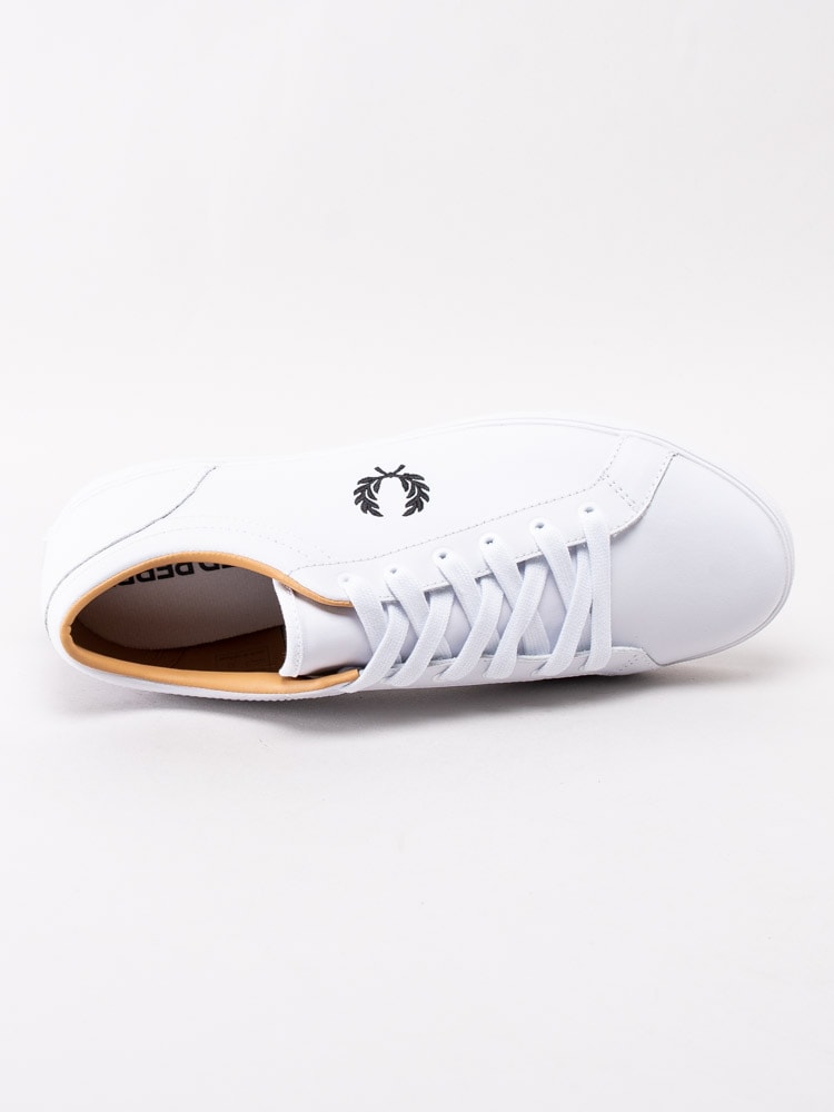 58201037 Fred Perry Baseline Leather B6158-100 Vita tennis-sneakers i skinn med broderad logotyp-4