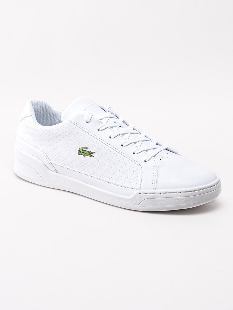 58201044 Lacoste Challenge 119 2 737SMA0018-21G Vita sneakers med perforering och broderad logotyp-1