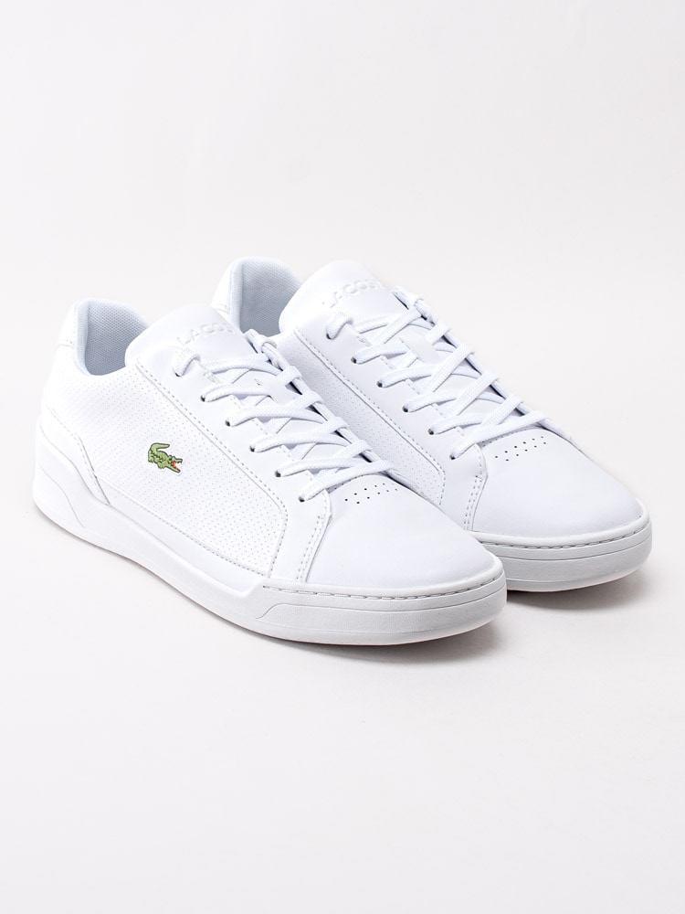 58201044 Lacoste Challenge 119 2 737SMA0018-21G Vita sneakers med perforering och broderad logotyp-3