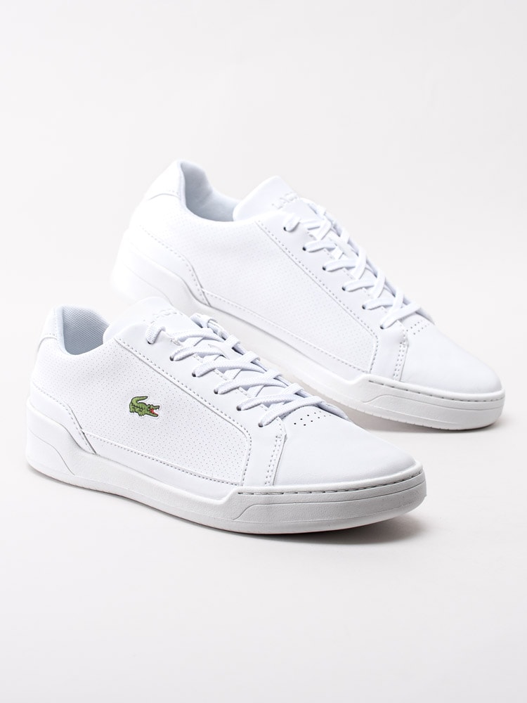 58201044 Lacoste Challenge 119 2 737SMA0018-21G Vita sneakers med perforering och broderad logotyp-6