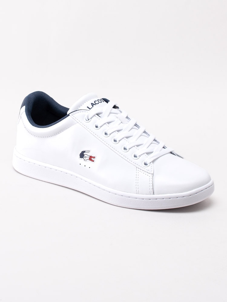58201047 Lacoste Carnaby Evo Tri 1 739SMA0033-407 Vita klassiska sneakers i skinn med broderad logotyp-1