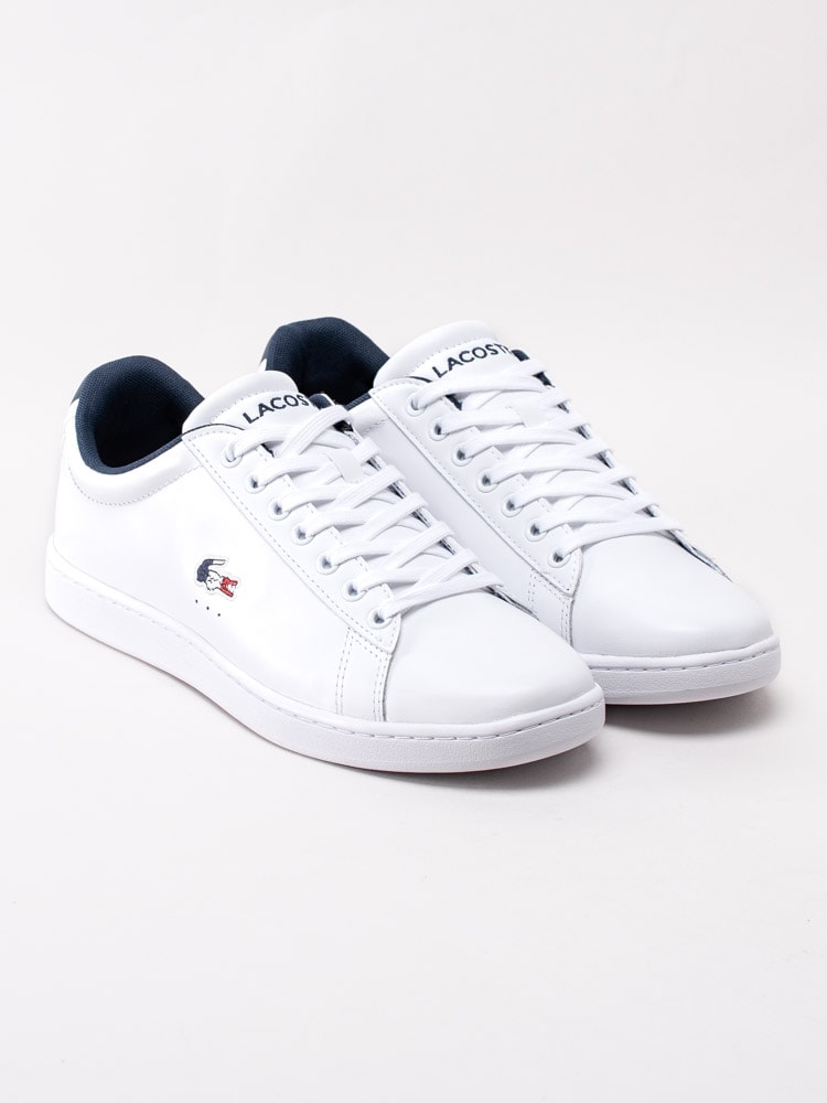 58201047 Lacoste Carnaby Evo Tri 1 739SMA0033-407 Vita klassiska sneakers i skinn med broderad logotyp-3