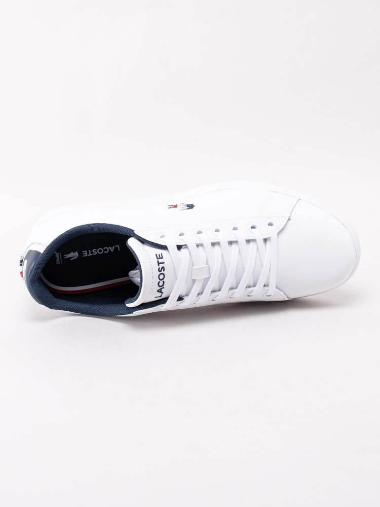 58201047 Lacoste Carnaby Evo Tri 1 739SMA0033-407 Vita klassiska sneakers i skinn med broderad logotyp-4