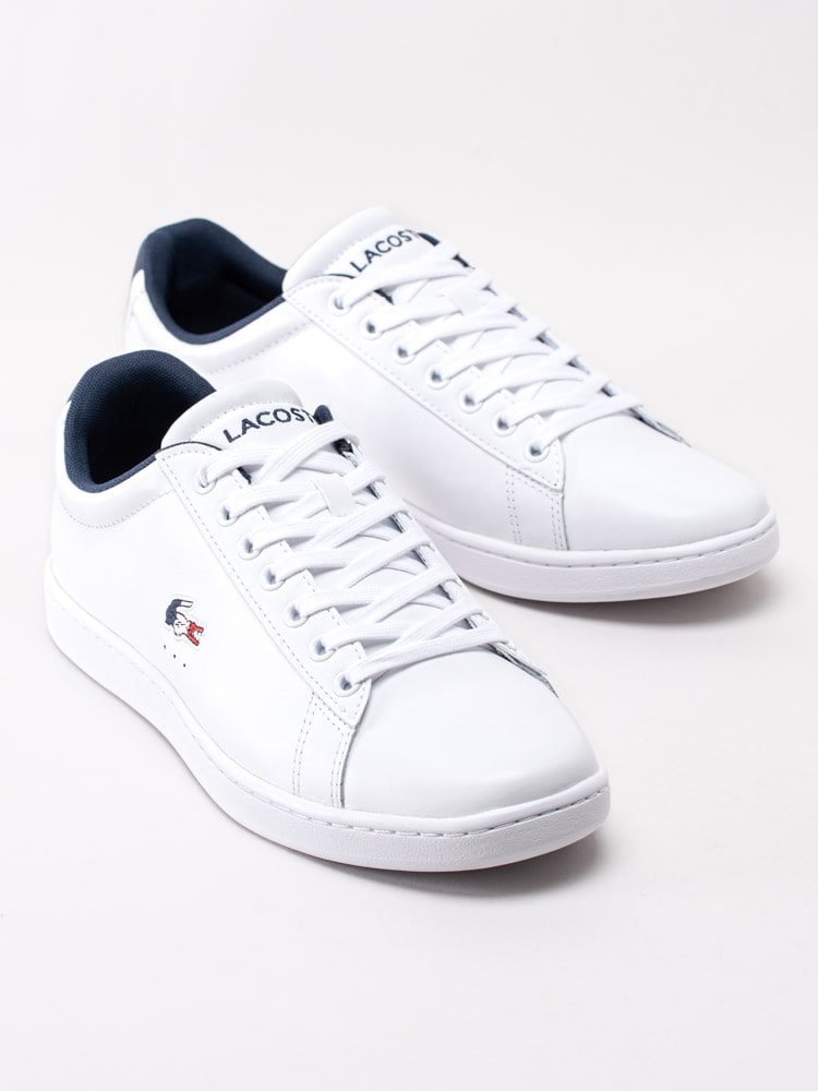 58201047 Lacoste Carnaby Evo Tri 1 739SMA0033-407 Vita klassiska sneakers i skinn med broderad logotyp-6
