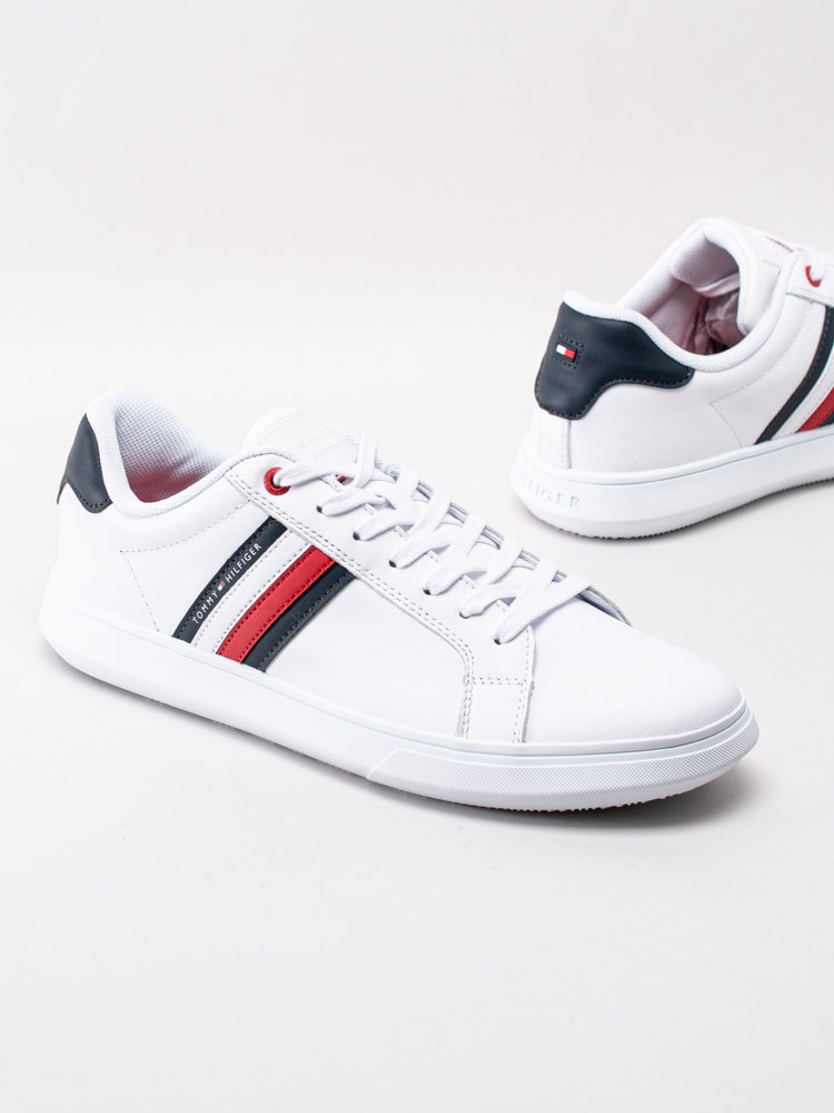 58201070 Tommy Hilfiger Essential Leather Cupsole FM02668-YBS Vita sneakers med signaturfärger-6