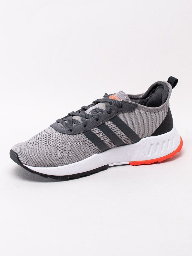 58203019 Adidas Phosphere FW3449 Gråa sportskor med orangea och vita detaljer-2