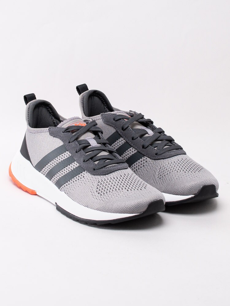 58203019 Adidas Phosphere FW3449 Gråa sportskor med orangea och vita detaljer-3