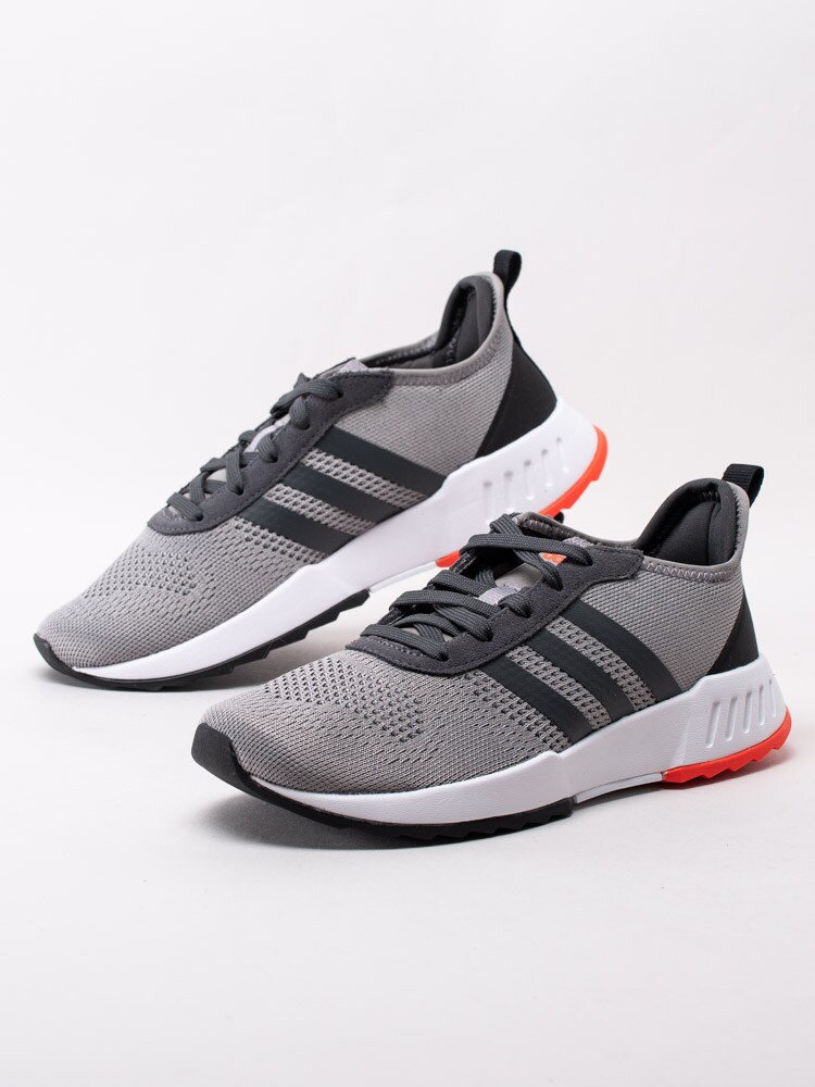 58203019 Adidas Phosphere FW3449 Gråa sportskor med orangea och vita detaljer-6