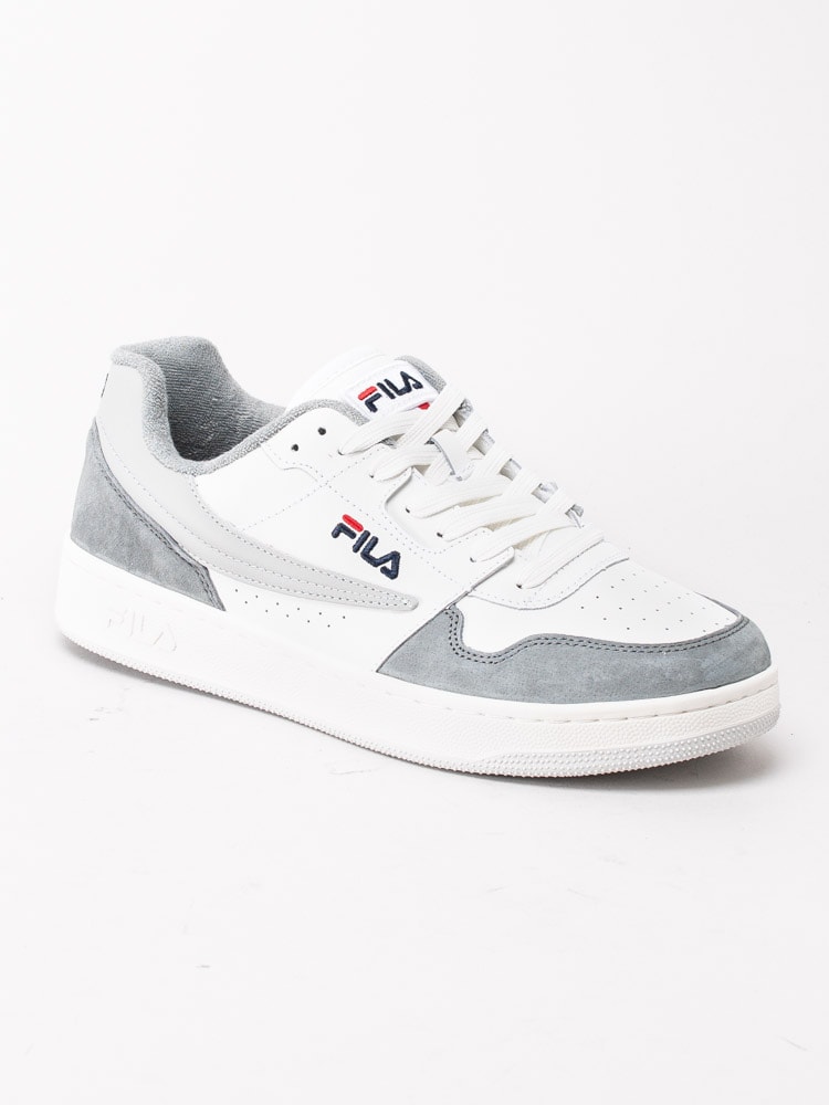 58203045 Fila Arcade Low White Monument Vita sneakers i skinn med grå detaljer-1
