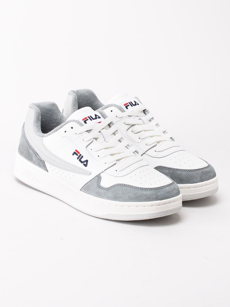 58203045 Fila Arcade Low White Monument Vita sneakers i skinn med grå detaljer-3