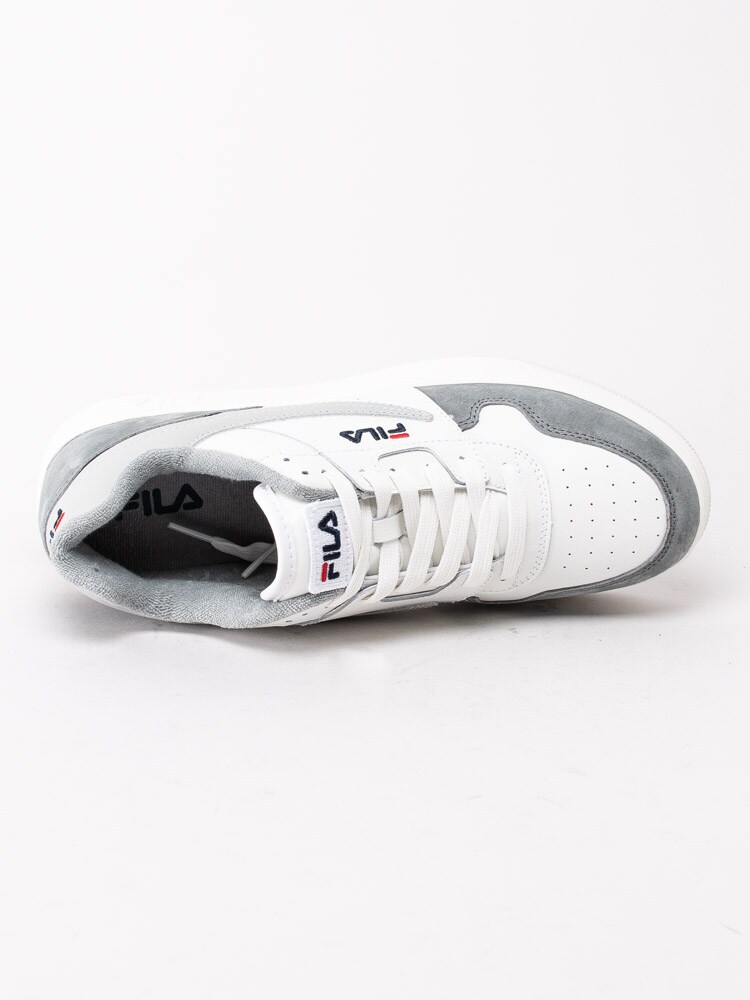 58203045 Fila Arcade Low White Monument Vita sneakers i skinn med grå detaljer-4