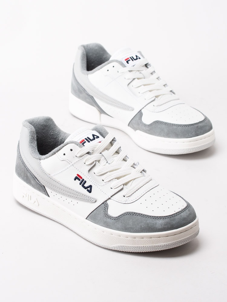 58203045 Fila Arcade Low White Monument Vita sneakers i skinn med grå detaljer-6