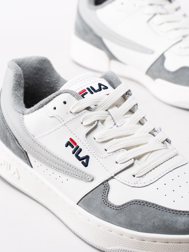 58203045 Fila Arcade Low White Monument Vita sneakers i skinn med grå detaljer-7