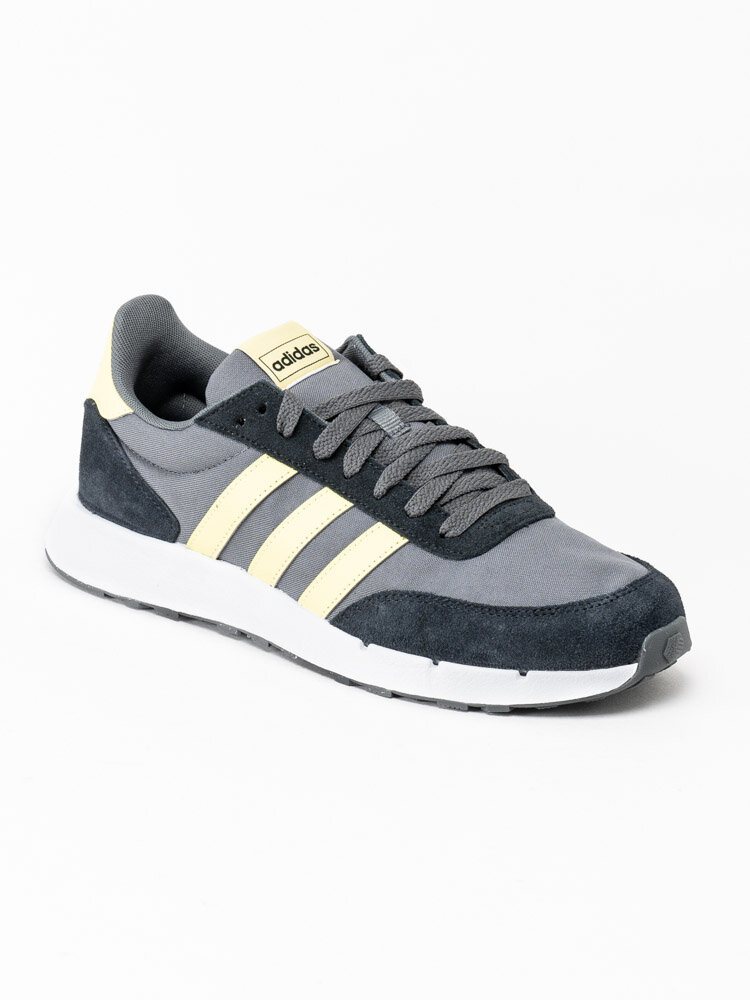 Adidas - Run 60s 2.0 - Grå sportskor med gula stripes