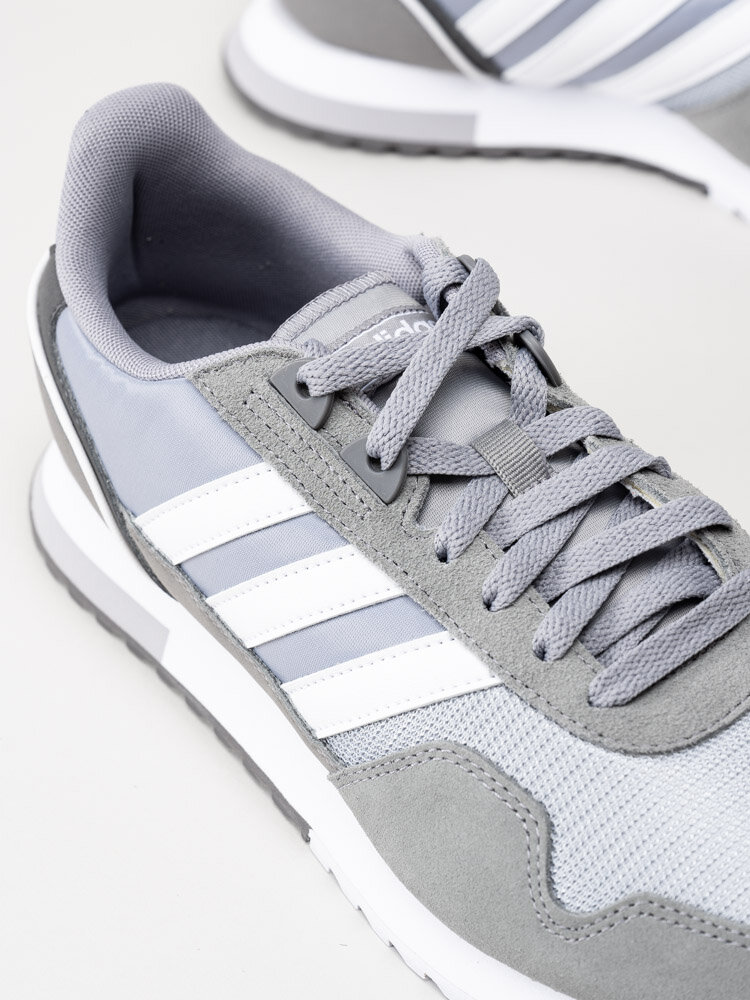 Adidas - 8K 2020 - Grå sportskor med vita detaljer