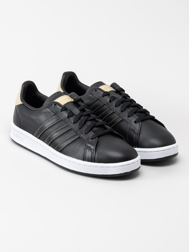 Adidas - Grand Court - Svarta sneakers i skinn med gulddetaljer