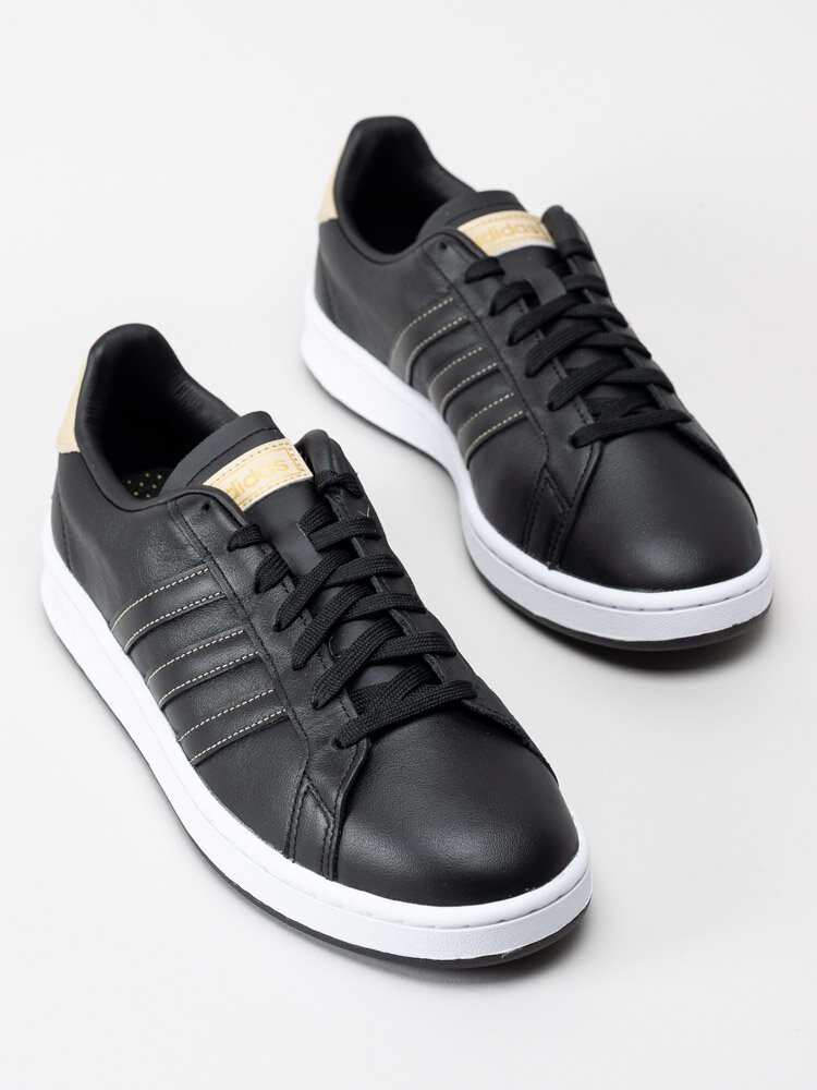 Adidas - Grand Court - Svarta sneakers i skinn med gulddetaljer
