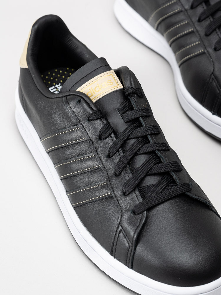 Adidas - Grand Court - Svarta sneakers i skinn med gulddetaljer