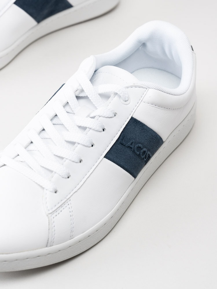Lacoste - Carnaby EVO 0120 3 - Vita sneakers med blå detaljer