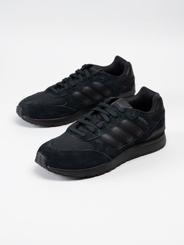 Adidas - Run 80s - Svarta sneakers i mocka