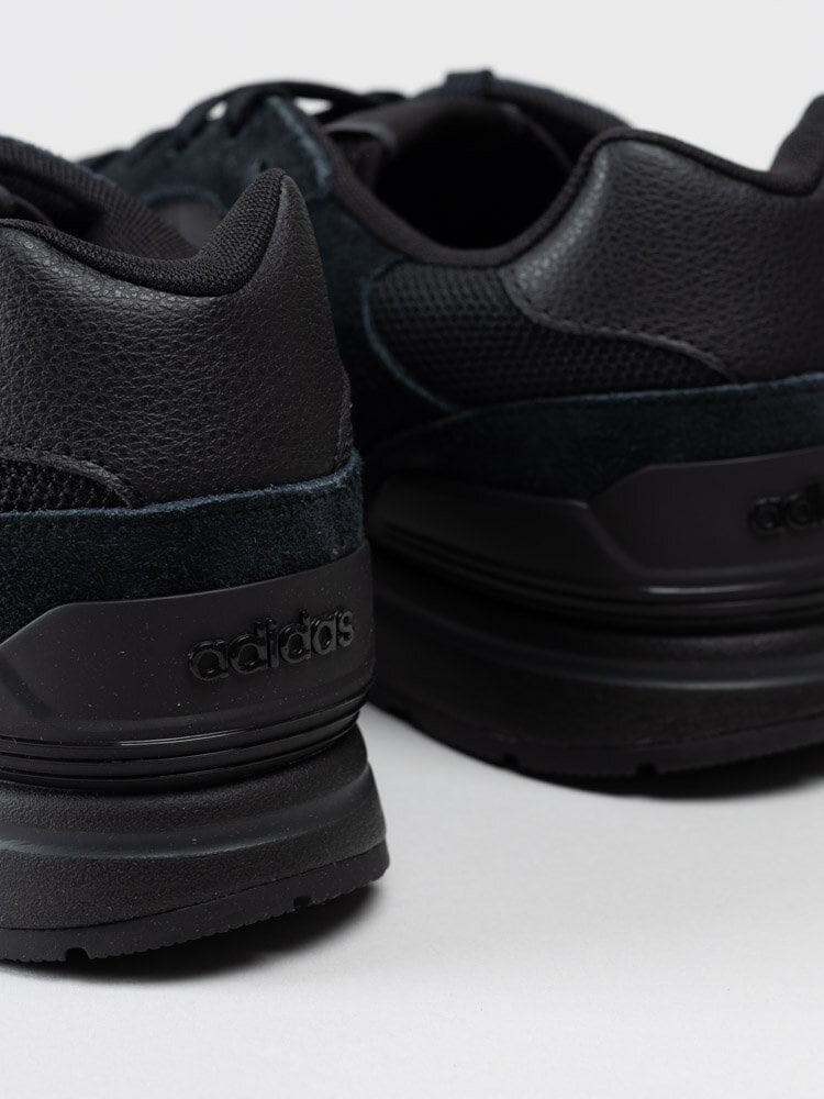 Adidas - Run 80s - Svarta sneakers i mocka
